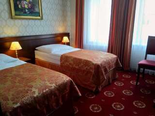 Отель Hotel Kopernik Цехоцинек Просторный двухместный номер с 2 отдельными кроватями-1